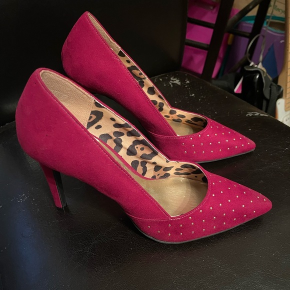 Christian Siriano Shoes - Fuchsia pink suede gold studded vamp shoes 4 inch stilettos 👠 Ladies size 8 1/2